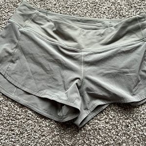 Lululemon Speed Short 2.5 length size 6